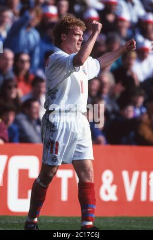 GROSSBRITANNIEN. 12 avril 2020. Football, firo: Championnat européen de football 11.06.1996 Euro 1996 groupe, groupe 3, groupe C, archive photo, archive photos Italie - Russie 2: 1 Sergey Kiryakov, figure entière, geste, jupe, cheers | usage dans le monde crédit: dpa/Alay Live News Banque D'Images