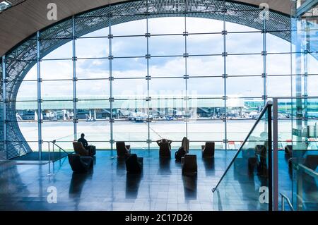 Silhouettes de personnes attendant leur vol à l'aéroport Banque D'Images