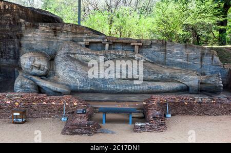 La statue de Bouddha couché de Gal Vihara sur le site ancien de Polonnaruwa au Sri Lanka. Il est sculpté dans une seule dalle de roche de granit. Banque D'Images