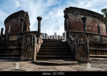 Statue de Bouddha assise dans le Vatadage qui fait partie du Quadrangle sur l'ancien site de Polonnaruwa au Sri Lanka. Banque D'Images