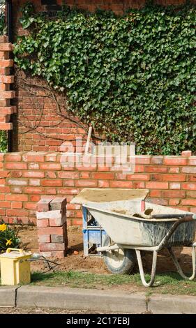 Pose de briques, construction d'un mur de jardin en briques rouges au Royaume-Uni Banque D'Images