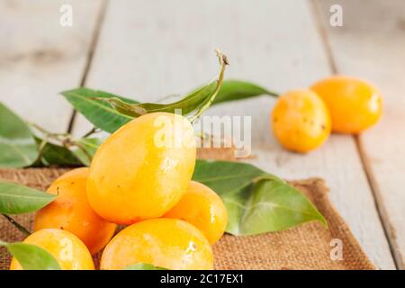 fruits sur bois. Banque D'Images