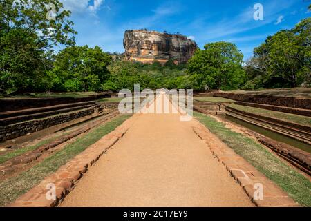 Vue depuis les jardins royaux, après l'entrée ouest, en direction de la forteresse du Rocher de Sigiriya à Sigiriya au Sri Lanka. Banque D'Images