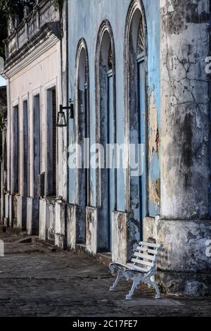 La pourriture et la restauration, façades de maisons de la ville historique Canavieiras, Bahia, Brésil Banque D'Images