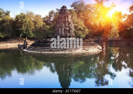 Ruines d'une clôture d'un réservoir sacré à l'approche du temple Neak Pean(12ème siècle) nea Banque D'Images