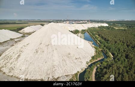 Acid montagne et lac sur fond de ville vue aérienne Banque D'Images