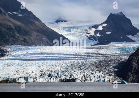 Vue sur le glacier et le lac de Grewingk, péninsule de Kenai, Alaska Banque D'Images