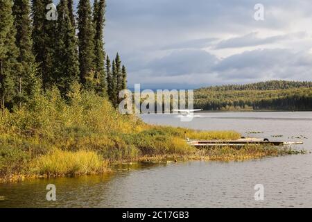 Avion au décollage de la mer sur un petit lac, paysage d'automne à Talkeetna, Alaska Banque D'Images