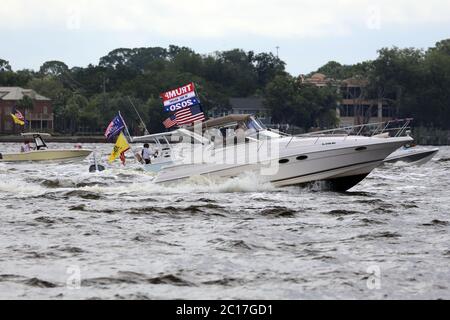 Jacksonville, Floride, États-Unis. 14 juin 2020. Trump Boat Parade au Metropolitan Park, en partant du centre-ville et descendant la rivière St. Johns jusqu'à Fleming Island à Jacksonville, en Floride, le 14 juin 2020. Crédit : Edward Kerns II/Mpi34/Media Punch/Alay Live News Banque D'Images