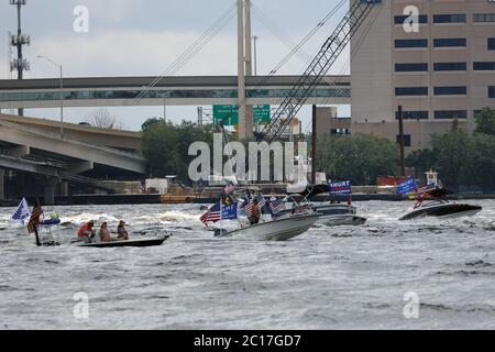 Jacksonville, Floride, États-Unis. 14 juin 2020. Trump Boat Parade au Metropolitan Park, en partant du centre-ville et descendant la rivière St. Johns jusqu'à Fleming Island à Jacksonville, en Floride, le 14 juin 2020. Crédit : Edward Kerns II/Mpi34/Media Punch/Alay Live News Banque D'Images