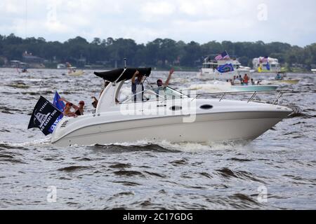 Jacksonville, Floride, États-Unis. 14 juin 2020. Trump Boat Parade au Metropolitan Park, en partant du centre-ville et descendant la rivière St. Johns jusqu'à Fleming Island à Jacksonville, en Floride, le 14 juin 2020. Crédit : Edward Kerns II/Mpi34/Media Punch/Alay Live News Banque D'Images