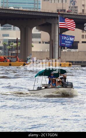 Jacksonville, Floride, États-Unis. 14 juin 2020. Trump Boat Parade au Metropolitan Park, en partant du centre-ville et descendant la rivière St. Johns jusqu'à Fleming Island à Jacksonville, en Floride, le 14 juin 2020. Crédit : Edward Kerns II/Mpi34/Media Punch/Alay Live News Banque D'Images