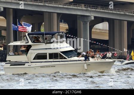 Jacksonville, Floride, États-Unis. 14 juin 2020. Trump Boat Parade au Metropolitan Park, en partant du centre-ville et descendant la rivière St. Johns jusqu'à Fleming Island à Jacksonville, en Floride, le 14 juin 2020. Crédit : Edward Kerns II/Mpi34/Media Punch/Alay Live News Banque D'Images