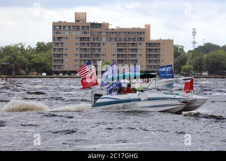 Jacksonville, Floride, États-Unis. 14 juin 2020. Trump Boat Parade au Metropolitan Park, en partant du centre-ville et descendant la rivière St. Johns jusqu'à Fleming Island à Jacksonville, en Floride, le 14 juin 2020. Crédit : Edward Kerns II/Mpi34/Media Punch/Alay Live News Banque D'Images