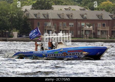 Jacksonville, Floride, États-Unis. 14 juin 2020. Trump Boat Parade au Metropolitan Park, en partant du centre-ville et descendant la rivière St. Johns jusqu'à Fleming Island à Jacksonville, en Floride, le 14 juin 2020. Crédit : Edward Kerns II/Mpi34/Media Punch/Alay Live News Banque D'Images