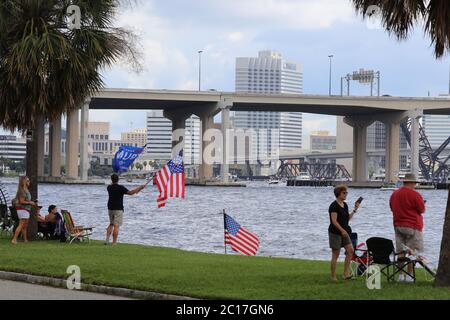 Jacksonville, Floride, États-Unis. 14 juin 2020. Trump Boat Parade au Metropolitan Park, en partant du centre-ville et descendant la rivière St. Johns jusqu'à Fleming Island à Jacksonville, en Floride, le 14 juin 2020. Crédit : Edward Kerns II/Mpi34/Media Punch/Alay Live News Banque D'Images