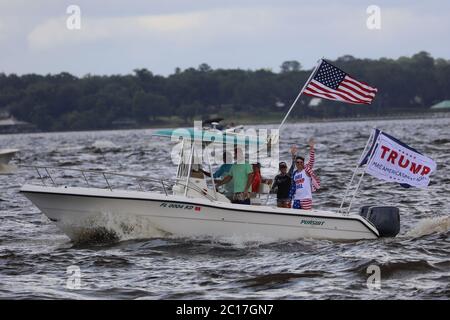 Jacksonville, Floride, États-Unis. 14 juin 2020. Trump Boat Parade au Metropolitan Park, en partant du centre-ville et descendant la rivière St. Johns jusqu'à Fleming Island à Jacksonville, en Floride, le 14 juin 2020. Crédit : Edward Kerns II/Mpi34/Media Punch/Alay Live News Banque D'Images