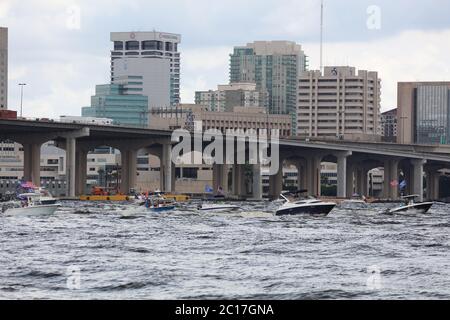 Jacksonville, Floride, États-Unis. 14 juin 2020. Trump Boat Parade au Metropolitan Park, en partant du centre-ville et descendant la rivière St. Johns jusqu'à Fleming Island à Jacksonville, en Floride, le 14 juin 2020. Crédit : Edward Kerns II/Mpi34/Media Punch/Alay Live News Banque D'Images