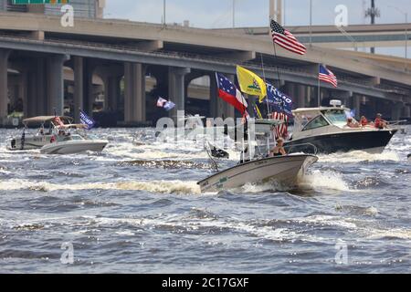 Jacksonville, Floride, États-Unis. 14 juin 2020. Trump Boat Parade au Metropolitan Park, en partant du centre-ville et descendant la rivière St. Johns jusqu'à Fleming Island à Jacksonville, en Floride, le 14 juin 2020. Crédit : Edward Kerns II/Mpi34/Media Punch/Alay Live News Banque D'Images