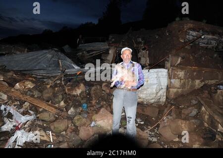 Bingol, Turquie. 14 juin 2020. Un homme se tient devant une maison endommagée après un tremblement de terre dans le village d'Elmali, dans le district de Yedisu, dans la province de Bingol, dans l'est de la Turquie, le 14 juin 2020. Un séisme d'une magnitude de 5.7 a frappé dimanche la province orientale de Bingol, en Turquie, a déclaré l'Autorité de gestion des catastrophes et des urgences du pays. Crédit: STR/Xinhua/Alay Live News Banque D'Images