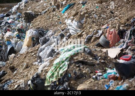 Pile de décharge dans une décharge ou un remblai, gabage de la maison, pile de décharge, concept de pollution Banque D'Images