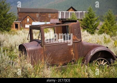 Old car, parc national de la ville fantôme d'Elkhorn, Boulder, région d'Helena, Montana, États-Unis Banque D'Images