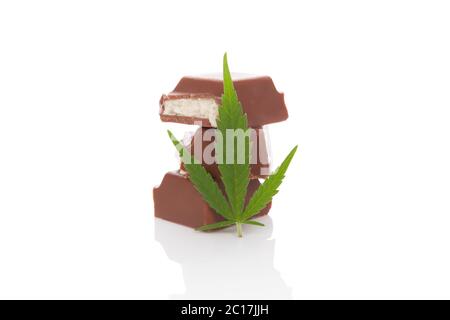 Des barres de chocolat avec des feuilles de cannabis Banque D'Images