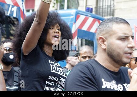 Paris, France. 13 juin 2020. Assa Traoré, la demi-sœur d'Adama Traore assiste à une manifestation organisée par le Comité Adama pour Adama Traoré. Banque D'Images