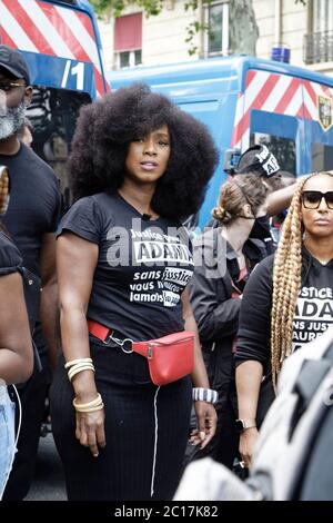 Paris, France. 13 juin 2020. Assa Traoré, la demi-sœur d'Adama Traore assiste à une manifestation organisée par le Comité Adama pour Adama Traoré. Banque D'Images