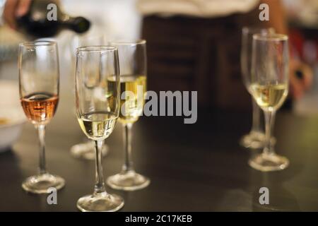 Verres à champagne. Dégustation de vins au restaurant Banque D'Images