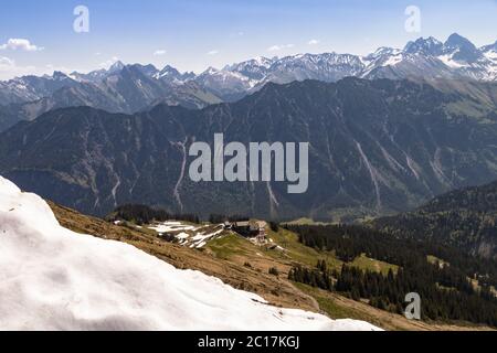 Montagne Fellhorn, Alpes d'Allgäuer, station de sommet, frontière Autriche Allemagne, mai Banque D'Images