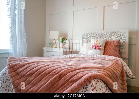 Chambre avec lits féminins et tête de lit décorative contre un mur à panneaux Banque D'Images