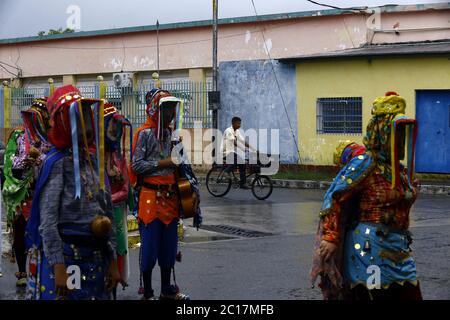 14 juin 2020, San Diego, Carabobo, Venezuela : 4 juin 2020. Les résidents de la municipalité de San Diego de l'état de Carabobo ont célébré le corpus chiristi avec des costumes colorés qui identifient la ville de la fraternité. Vêtus de petits diables et ne intégrant pas les cofrdis traditionnels des autres États du Venezuela, les Sandiegan ont rejoint la célébration chrétienne. Ils dansaient et apportaient la pluie, comme cela se produit traditionnellement depuis le début du festival au siècle dernier. La danse a été déclarée patrimoine culturel intangible de l'humanité par l'UNESCO. (Image de crédit: © Juan Carlos Hernandez/ZUM Banque D'Images