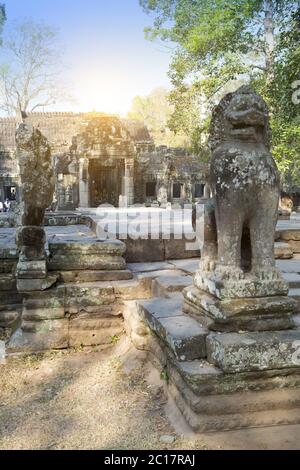 Ruines du temple (XIIe siècle) au coucher du soleil, Siem Reap, Cambodge Banque D'Images