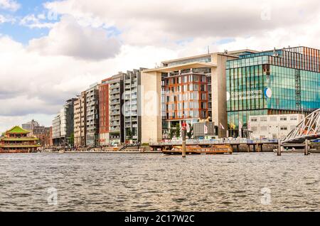 AMSTERDAM, PAYS-BAS – AOÛT 31, 2019: Belle vue sur les bâtiments modernes dans le centre de la ville d'Amsterdam. Il a plus de cent kilomètres Banque D'Images