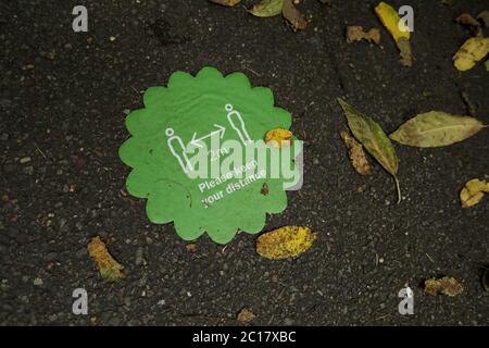 Londres, Royaume-Uni. 14 juin 2020. Photo prise le 14 juin 2020 montre un signe de distance sociale à Kew Gardens à Londres, en Grande-Bretagne. Les jardins de Kew, site classé au patrimoine mondial de l'UNESCO à Londres, ont récemment été rouverts au public après avoir été fermés en raison de la pandémie COVID-19, mais des directives de distance sociale sont toujours en place et le nombre de visiteurs est limité avec l'admission uniquement par des billets pré-réservés. Crédit: Tim Ireland/Xinhua/Alay Live News Banque D'Images