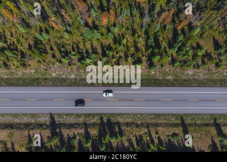 Vue aérienne de haut en bas des véhicules sur la route Icefields Parkway entre les parcs nationaux Banff et Jasper pendant l'été en Alberta, au Canada. Banque D'Images