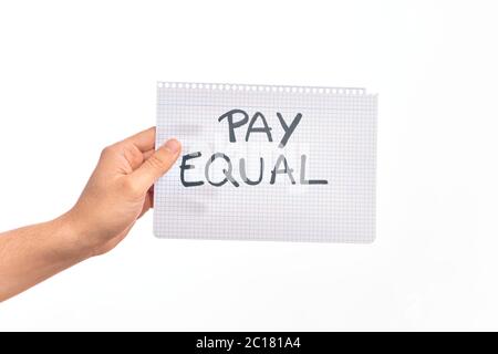 Bannière en carton protestant pour l'égalité de paiement pour les femmes et les hommes sur fond blanc isolé Banque D'Images