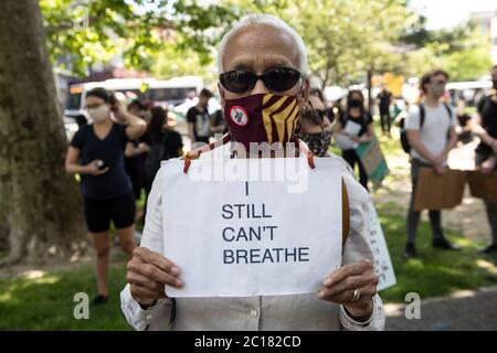 New York, New York, États-Unis. 14 juin 2020. JILL NELSON a un signe qui dit "je ne peux toujours pas respirer", et a dit que je suis ici pour transformer l'Amérique, Pas seulement le po po,'' lors d'une marche du mouvement Black Lives Matters et de se rassembler dans le sillage de la mort de George Floyd au Mitchel Square Park dans le quartier Washington Heights de New York, New York. Nelson, ÉCRIVAIN, auteur publié, 'Volunteer Slavery,''professeur d'université a été récemment arrêté quand elle est une boutique à bord, et a écrit 'Trump = Plague' dans la craie rose. Nelson est cité comme disant «secondes plus tard, elle était dans les menottes, a Banque D'Images