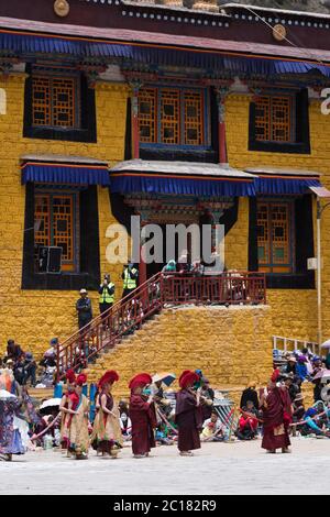 Moines musiciens en procession pendant le festival du monastère de Tsurphu, Tibet Banque D'Images