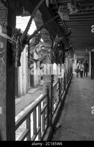 Des crânes d'animaux sinistres bordent le couloir qui mène aux chapelles du protecteur du monastère de Tsurphu, Tibet Banque D'Images