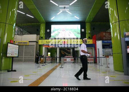 (6/14/2020) officiers portant des masques faciaux protégeant l'entrée des passagers à la gare de Gambir, dans le centre de Jakarta, en Indonésie, dimanche (06/14/2020). PT Kereta API Indonesia (Persero) a commencé à exploiter des trains longue distance réguliers qui ont été réexploités à partir du 12 juin 2020, suite à la mise en œuvre du protocole de prévention COVID-19. Auparavant, les trajets réguliers en train longue distance étaient remplacés par des chemins de fer extraordinaires en raison des restrictions de transport et des restrictions sur le déplacement des personnes. (Photo de Kuncoro Widyo Rumpoko/Pacific Press/Sipa USA) Banque D'Images