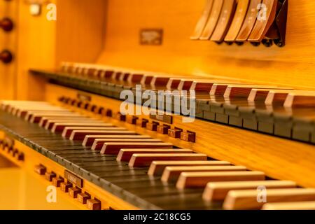 Gros plan d'un magnifique piano avec clavier en bois et étui de protection Banque D'Images