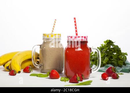 Assortiment de smoothies aux fruits et légumes en bouteilles de verre avec pailles Banque D'Images