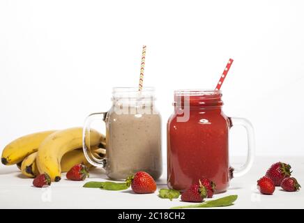 Assortiment de smoothies aux fruits et légumes en bouteilles de verre avec pailles Banque D'Images