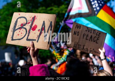 Chicago, Illinois, États-Unis. 14 juin 2020. Les rues du quartier de Boystown à Chicago sont remplies de chants de la communauté LGBTQIA de Chicago, protestant en solidarité avec Black Lives Matters et d'autres groupes militants locaux crédit: Chris Riha/ZUMA Wire/Alay Live News Banque D'Images