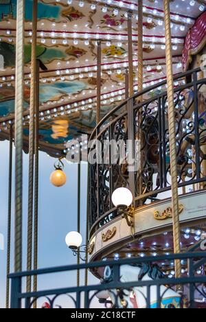 Plafond lumineux du carrousel parisien traditionnel près de la Tour Eiffel Banque D'Images