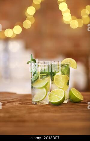 Deux verres à cocktail avec citron vert et menthe Banque D'Images