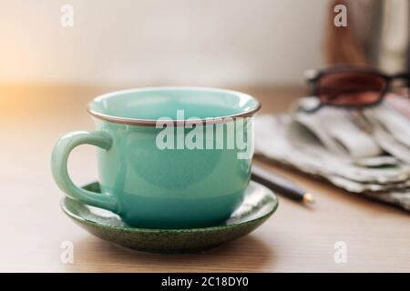 café chaud et verres sur le bureau. Banque D'Images