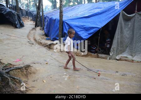 Une pièce de Rohingya pour enfants au camp de réfugiés de Kutupalong, Bangladesh, le mardi 03 octobre 2017. Banque D'Images